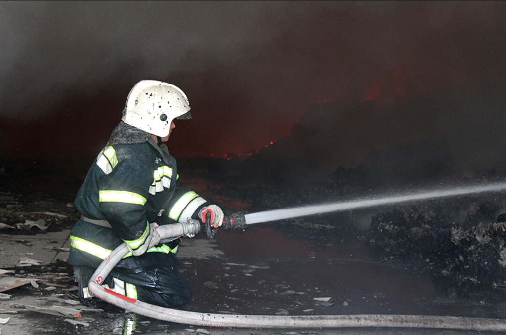 Тридцять рятувальників гасили пожежу в занедбаному будинку в Полтаві