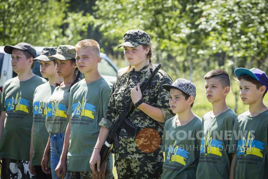 Школярі під Полтавою розбирають зброю, вивчають військову техніку та вчаться долати перешкоди. ФОТО, ВІДЕО