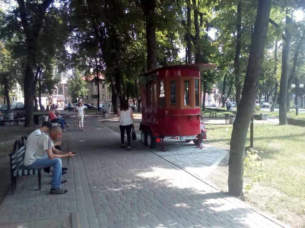 У центрі Полтави з’явився черговий кіоск. ФОТОФАКТ