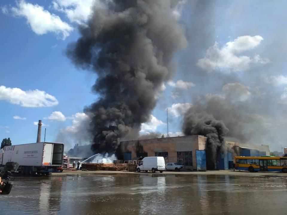 У Полтаві на СТО згорів автобус, ще два пошкодив вогонь: серед версій – підпал. ОНОВЛЕНО, ВІДЕО