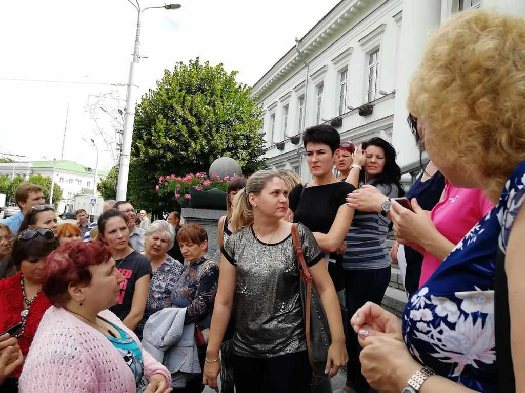 Пікет під стінами Полтавської міськради: у зміні директора школи вбачають політику. ФОТО, ВІДЕО