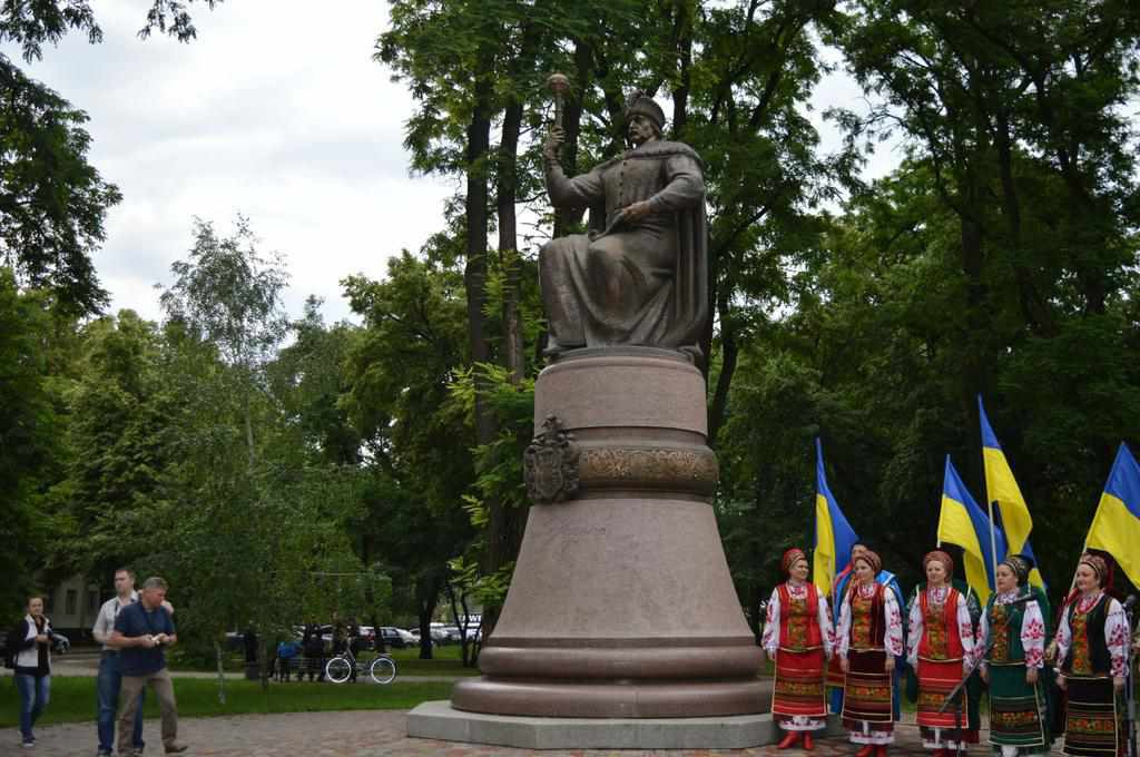 У Полтаві День Конституції відзначили покладанням квітів до пам’ятника Мазепі. ФОТО