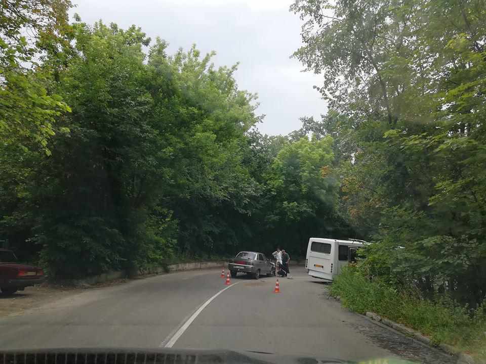 У Полтаві на серпантині зіткнулись автобус та легковик. ФОТО