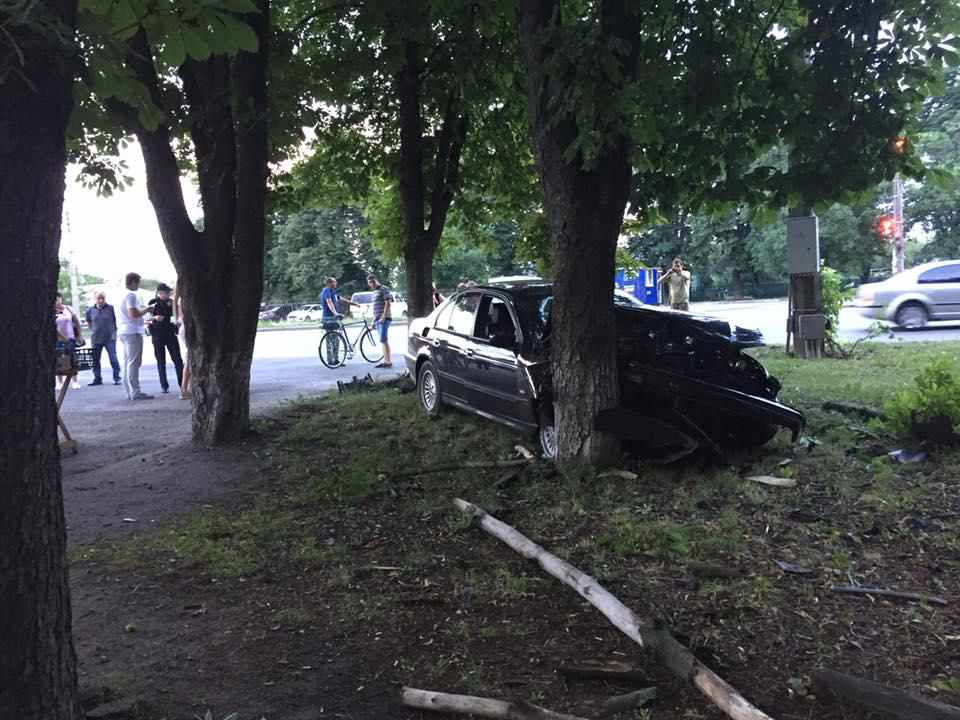 У Полтаві авто врізалось у дерево. ФОТО. ОНОВЛЕНО