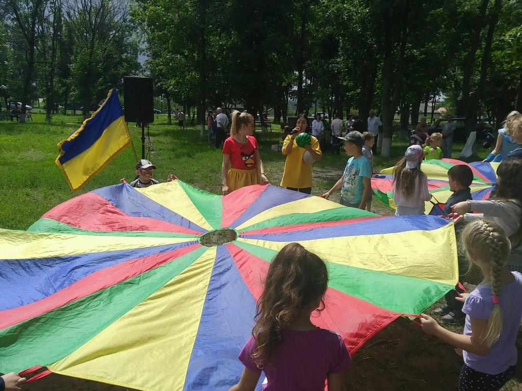 Водяні кульки, надувний казковий дракон, пригощання просто неба: на Полтавщині відзначили День села. ФОТО