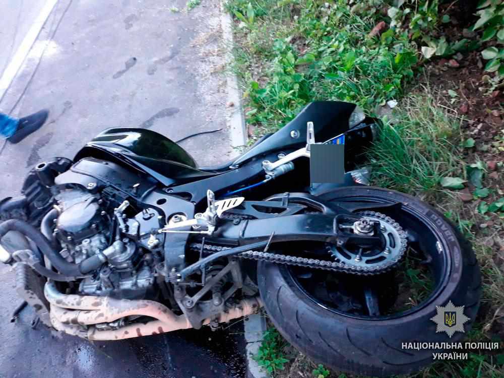 У Полтаві мотоцикл врізався у стовп. ФОТО 