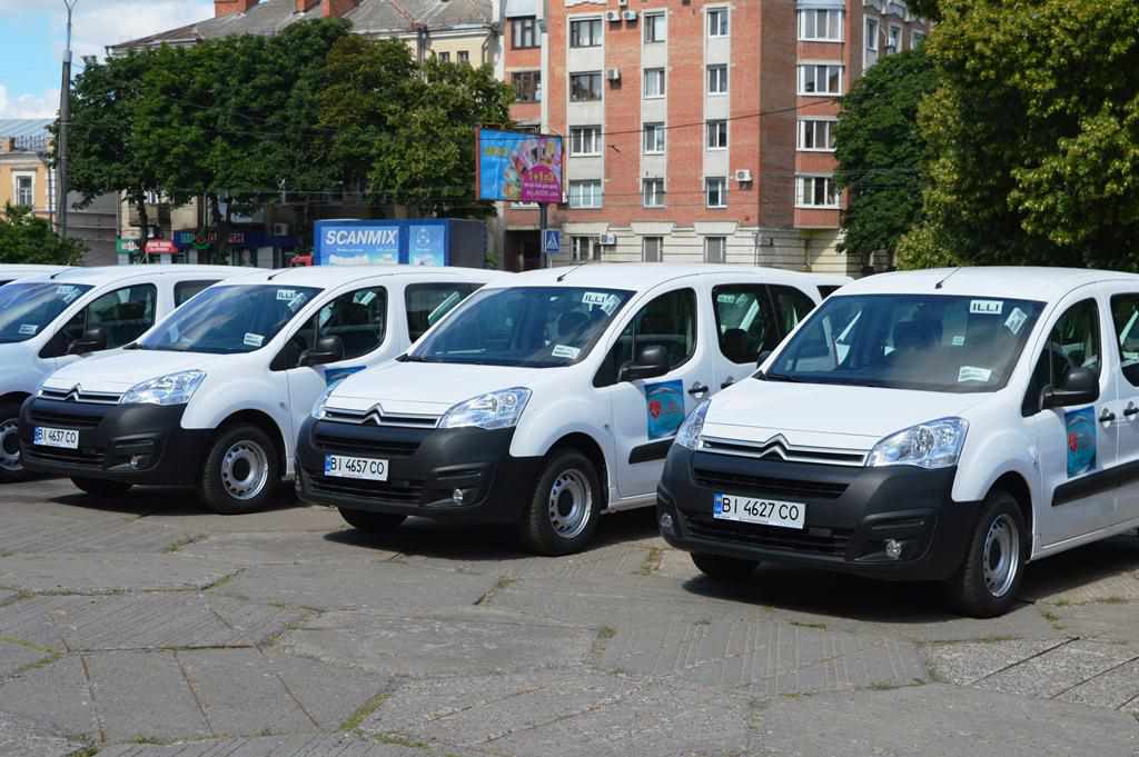 Більше 40 сучасних автівок вартістю майже 2 мільйони доларів отримали медики області. ФОТО