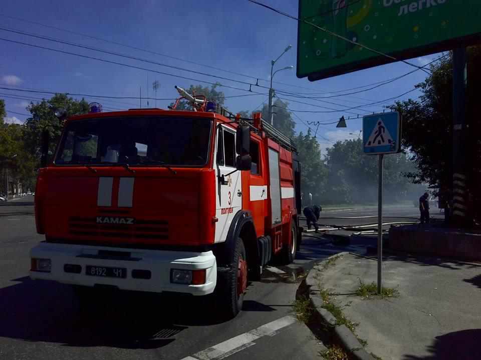 У Полтаві в господарчій будівлі згорів автомобіль. ФОТО