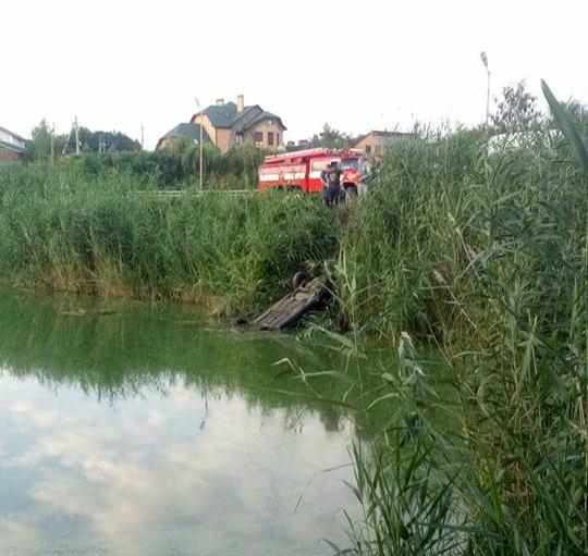 У Полтаві на Рибцях знову авто впало в ставок. Третій раз у цьому році