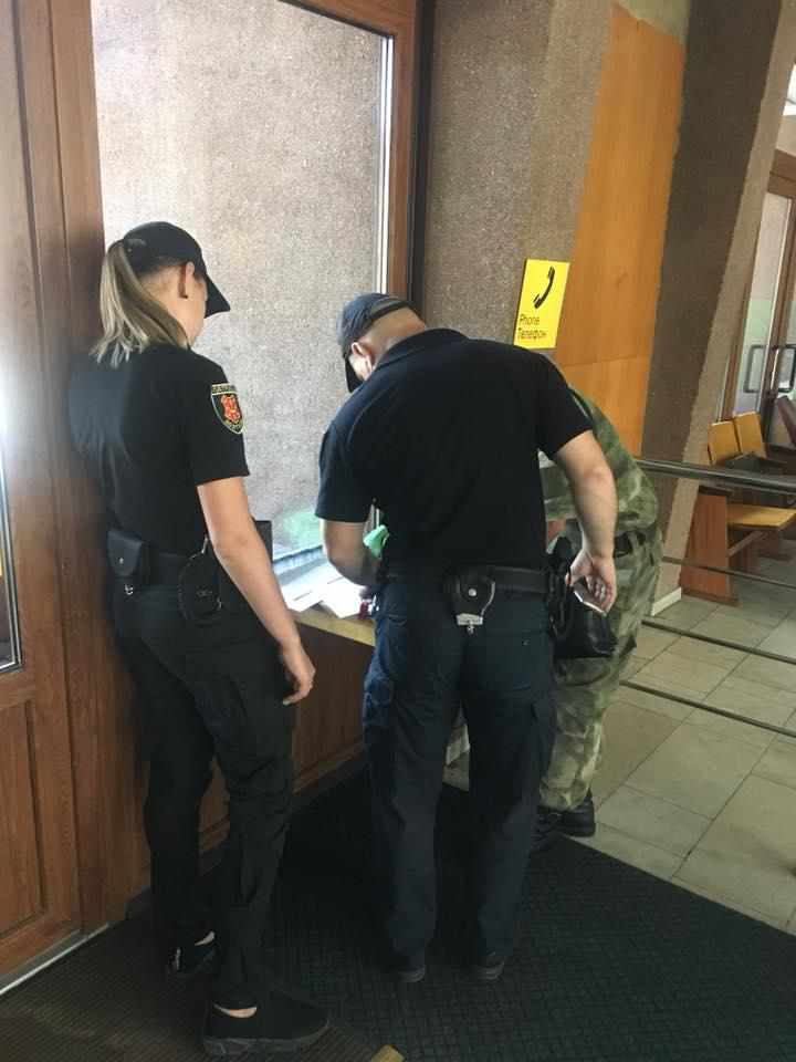 Кулуарно, з поліцією і у вихідний: у Полтаві ТВК перевіряла підписи за відкликання депутатів