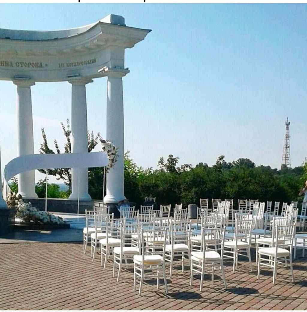 Білу альтанку у Полтаві закрили для відвідувачів: там триває приватне свято