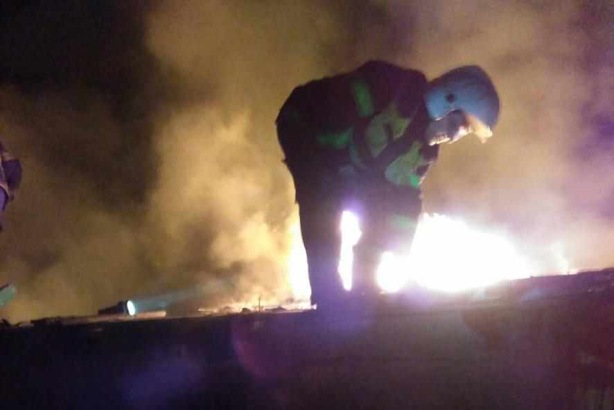 Опівнічна пожежа в Полтавському районі: згорів дах будівлі