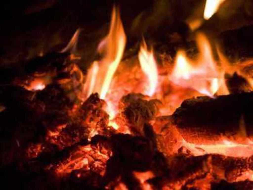 На Полтавщині чоловік, розпалюючи багаття, отримав опіки обличчя