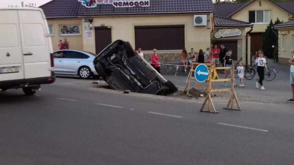 У Полтаві біля Південного вокзалу провалилась автівка. ФОТО