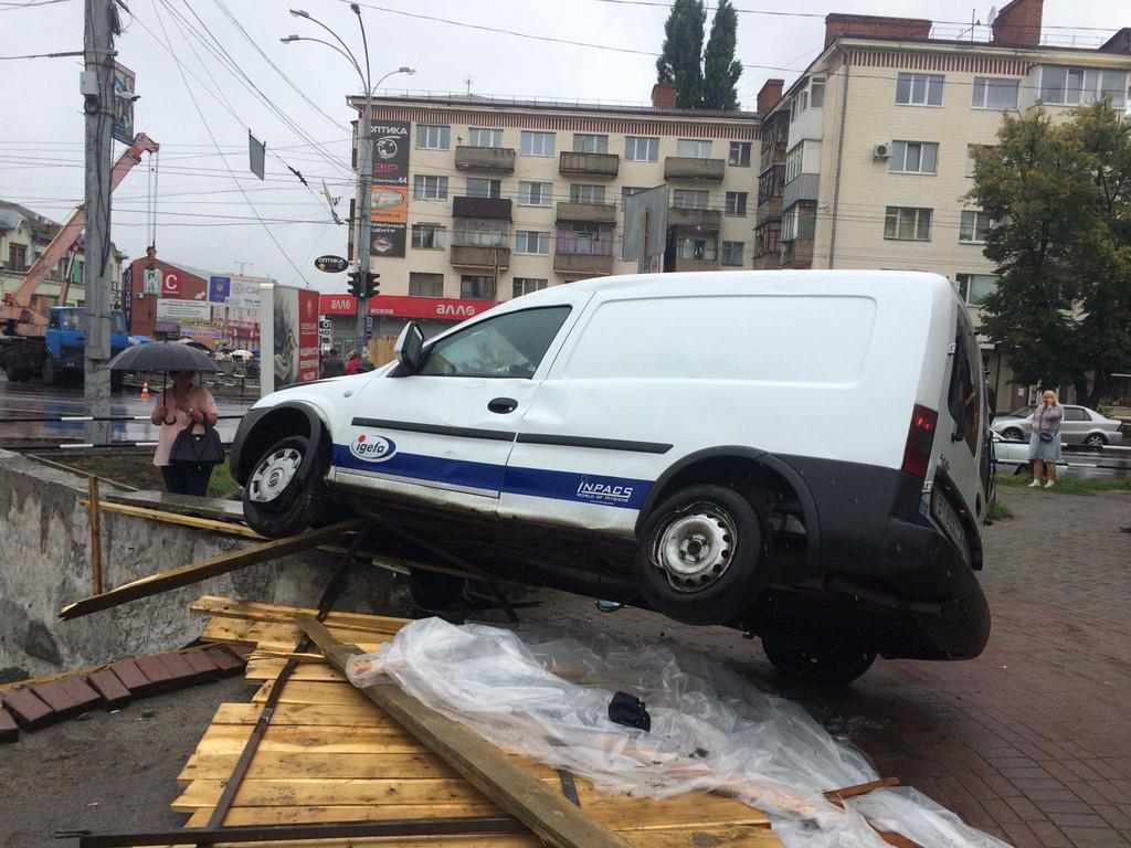 У центрі Полтави легковик влетів в підземний перехід: загинув чоловік. ФОТО, ОНОВЛЕНО