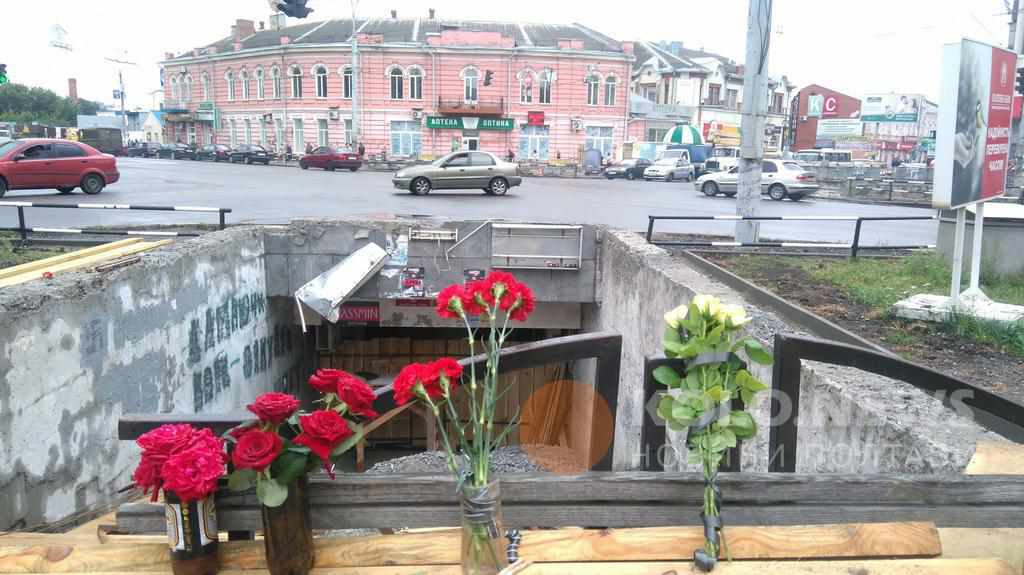 На місце трагічної загибелі полтавця люди несуть квіти. ФОТО