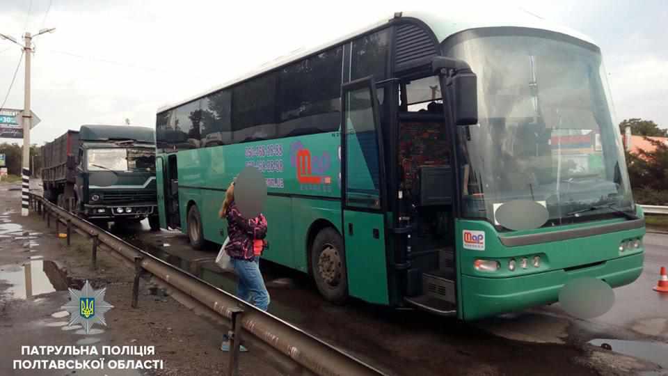 У Полтаві нетверезий водій ванатжівки в’їхав в автобус. ФОТО