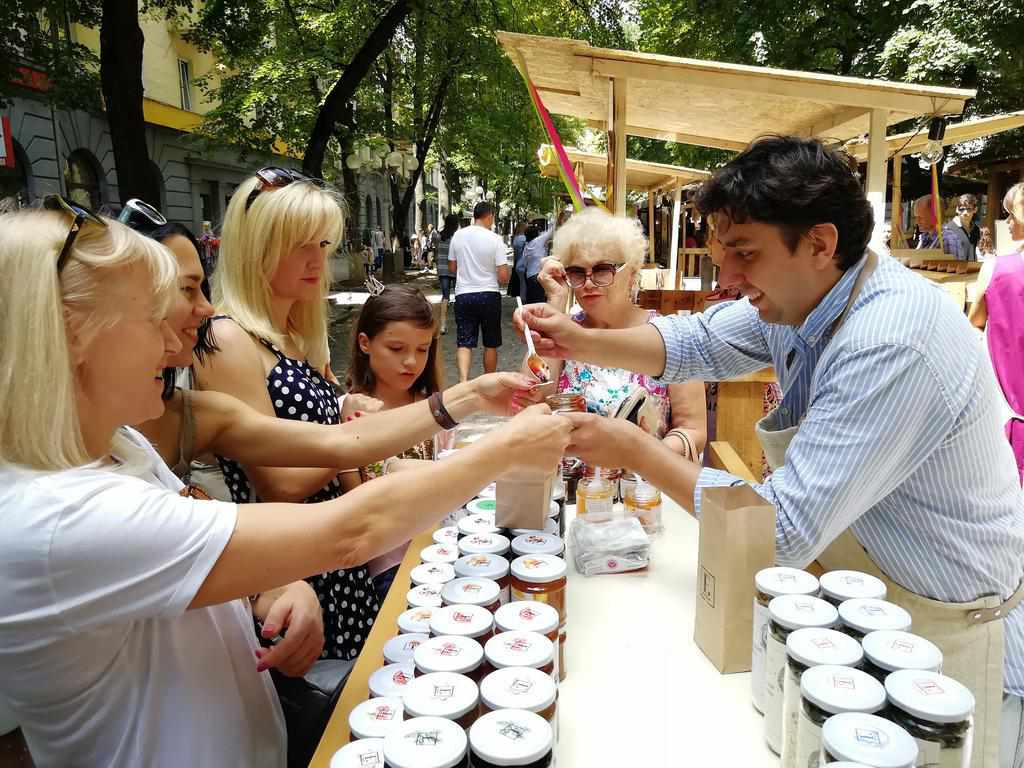 У центрі Полтави відбувається ярмарок локальних виробників. ФОТО