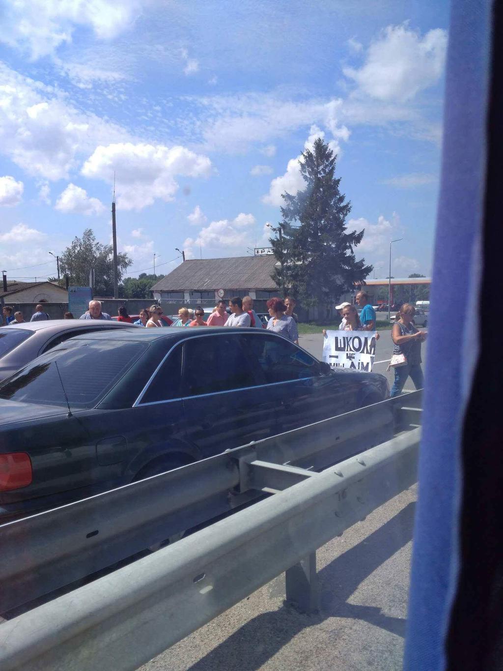 На Полтавщині батьки і вчителі перекрили трасу: бунт проти закриття школи. ФОТО, ОНОВЛЮЄТЬСЯ