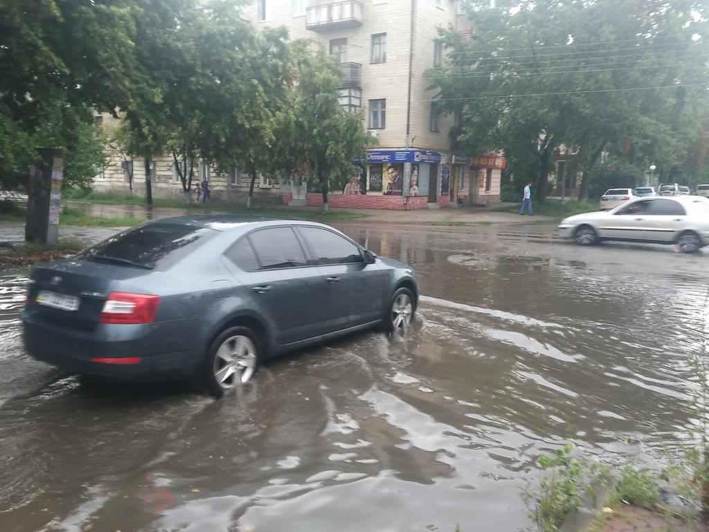 У Полтаві вулиця через негоду перетворилася в озеро. ФОТО, ВІДЕО
