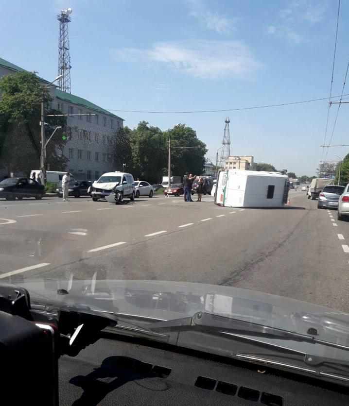 У Полтаві зіткнулись машини – інкасаторська та поліції, шукають свідків. ОНОВЛЕНО. ФОТО