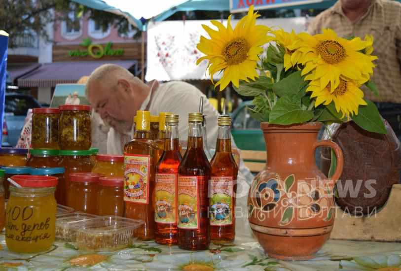 У Полтаві бджолярі презентували свою продукцію: скільки коштує мед цьогоріч. ФОТО