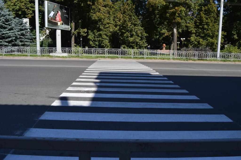 В обхід «підземки»: у центрі Полтави намалювали нову зебру. ФОТО