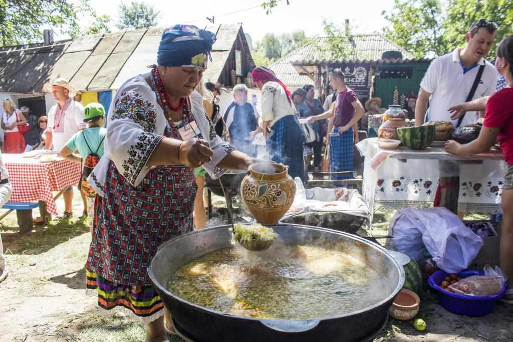 На фестивалі в Полтавській області приготували п’ятдесят видів борщу й варили самогон. ФОТО