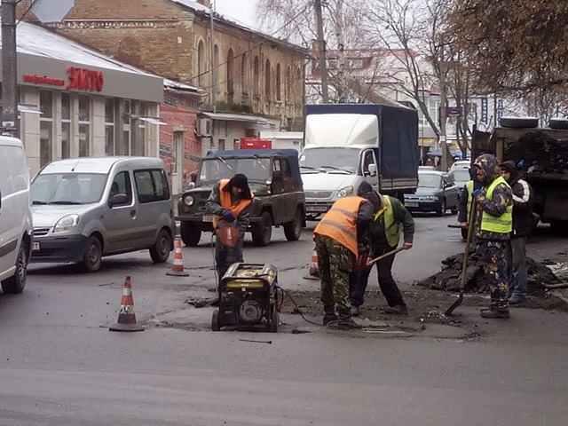 Як харківські дорожники у мороз ремонтують полтавські вулиці. ФОТОФАКТ