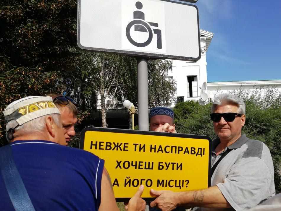 Як у Полтаві борються з автохамами: паркувальні місця додатково позначили в центрі міста. ФОТО